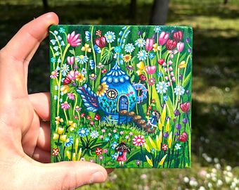 Ispirato allo Studio Ghibli e al film Arrietty, questo dipinto acrilico da giardino è realizzato a mano, una miniatura fantasiosa e un regalo perfetto per gli amanti della natura.