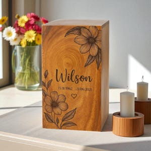 Personlig urna i trä med blomstermotiv och graverad blomdesign