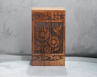 Handgemaakte houten zonnebloemurn | Gegraveerde herdenkingsdoos met bloemen