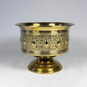 Cache-pot orné en laiton vintage, style français, sur piédestal, jardinière en laiton, décoration milieu du siècle