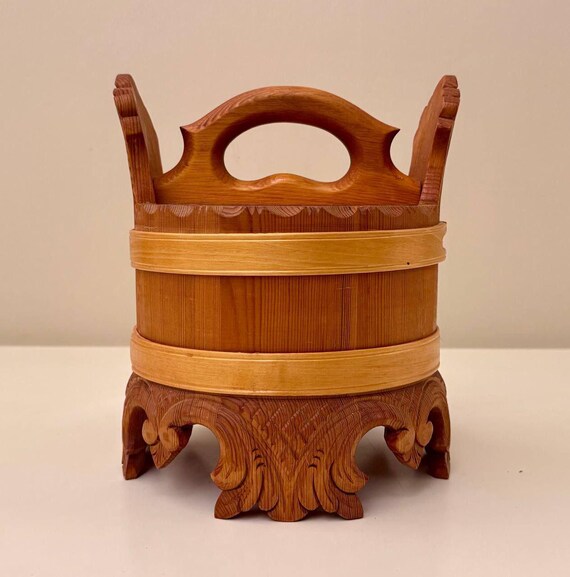 Handgeschnitzte norwegische Holzkiste mit Deckel und Griff – Vintage skandinavischer Behälter