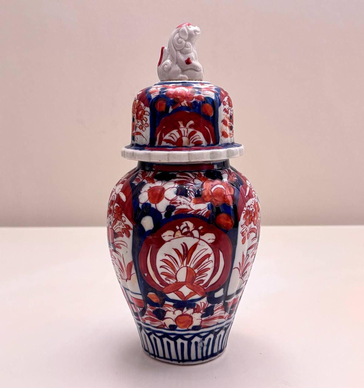 アンティーク 伊万里焼 蓋付き花瓶 1880年頃 – 赤とコバルトブルー