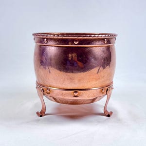Antieke Europese koperen jardinière op drie geklonken poten, handgemaakte art nouveau bloempot, rustieke koperen schaal, circa 1900-1925