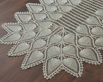 Hand Crocheted Pineapple Doily Table Runner: Vintage Ecru Lace