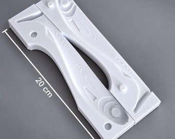 Può includere: Uno stampo in silicone bianco per colare un manico di coltello, caratterizzato da una dettagliata trama a venature del legno e punti di registro circolari. Lo stampo è mostrato con una linea di misurazione che indica 20 cm di lunghezza.