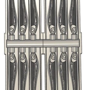 Puede incluir: Un molde gris claro con múltiples cavidades, cada una con forma de pez estilizado. El molde está dividido en secciones, con un canal central y una serie de ranuras verticales. Las cavidades en forma de pez tienen patrones internos detallados.