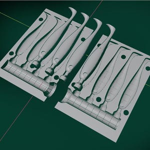 Może przedstawiać: Szara plastikowa forma do tworzenia przynęt wędkarskich. Forma podzielona jest na dwie części, każda z kilkoma wnękami w kształcie zakrzywionych, wydłużonych ryb. Projekt obejmuje cylindryczną podstawę i zakrzywiony ogon.