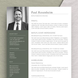 Könnte beinhalten: Eine professionelle Lebenslaufvorlage mit einem Foto eines Mannes im Anzug. Der Lebenslauf enthält Abschnitte für Kontaktdaten, Fähigkeiten und Berufserfahrung. Das Design ist sauber und modern, mit einem Grau-Weiß-Farbschema.