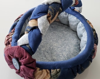 Cesta de algodão costurada à mão – organizador de patchwork para pequenos itens – cesta decorativa com alça – presente feito à mão