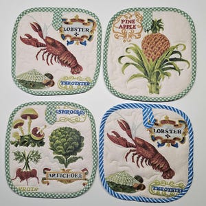Può includere: Quattro presine quadrate trapuntate con varie illustrazioni di cibo. I disegni includono un'aragosta, un ananas, funghi e carciofi. Ogni presina ha un bordo decorativo ed etichette di testo come "Aragosta" e "Ananas".
