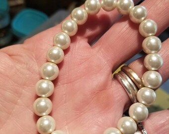 Stretchy faux pearl bracelet