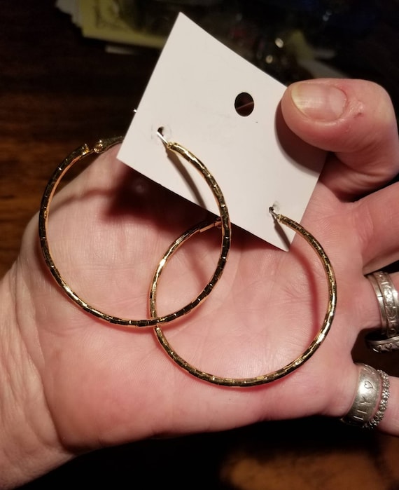 3 pairs Vintage gold, silver and black large hoop… - image 2
