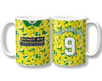 ノリッジ・シティのレトロサッカーシャツをモチーフにしたセラミックマグカップ