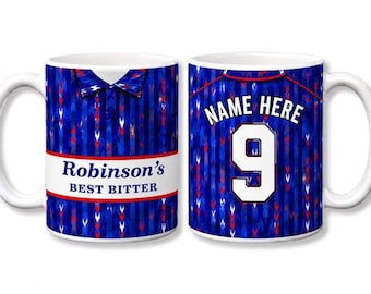 ストックポート・カウンティのレトロフットボールシャツをモチーフにした、名入れ可能なセラミックマグカップ