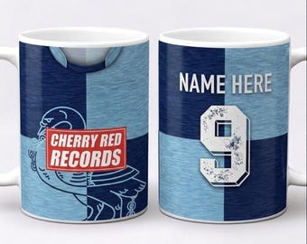 ウィコム・ワンダラーズのレトロサッカーシャツをモチーフにした、パーソナライズされたセラミックマグカップ