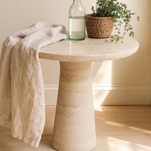 Mesa de pedestal redonda moderna de travertino: mesa auxiliar o de centro de piedra natural, diseño minimalista, muebles de mármol hechos a mano.
