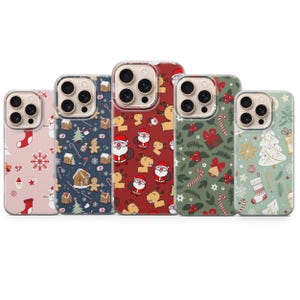 Peut inclure: Cinq coques de téléphone avec des motifs de Noël. Les motifs incluent le Père Noël, des rennes, des bonhommes en pain d'épices, des sapins de Noël et des cannes en sucre. Les coques sont de différentes couleurs, dont le rouge, le vert, le bleu et le rose.