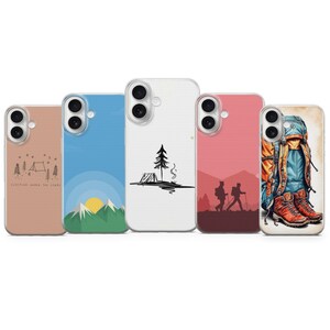 Op de afbeelding: Vijf telefoonhoesjes met kampeerthema's. De hoesjes hebben illustraties van een tent, een berglandschap met een zon, een kampvuur, wandelaars en een rugzak met wandelschoenen. De hoesjes zijn in verschillende kleuren, waaronder bruin, blauw, wit, roze en beige.
