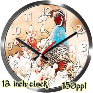 Könnte beinhalten: Runde Wanduhr mit einem silbernen Metallrahmen, ca. 30 cm Durchmesser. Das Zifferblatt zeigt eine stilisierte Vogelillustration in Blau, Rot und Weiß, umgeben von floralen Elementen. Schwarze Zeiger und ein roter Sekundenzeiger.
