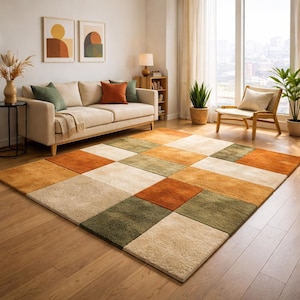Alfombra moderna de patchwork con diseño geométrico en tonos tierra para sala de estar.