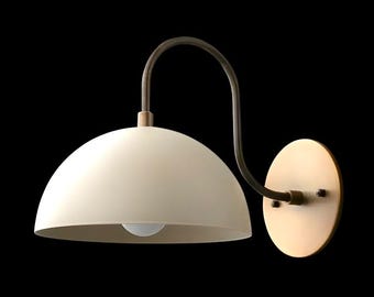 Oświetlenie łazienkowe: Lampa ścienna z mosiądzu w stylu Mid Century