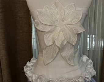Top palabra de honor floral ajustado hecho a mano / Blanco con detalle floral texturizado y ribete de volantes de satén