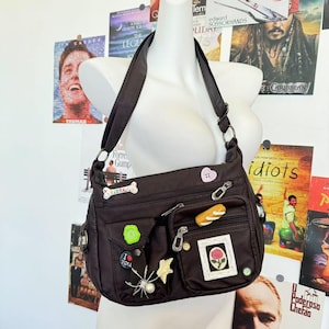 Y2K Small Crossbody Bag Women Retro Patches Random Bottle Caps Design Girl Soft PU Leather Tote Bag Crossbody Bag Y2K Accessories  Cute Bag