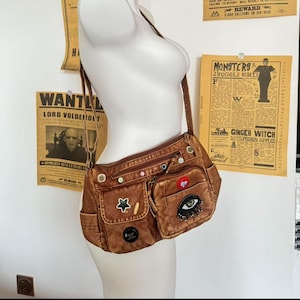 Y2K Small Crossbody Bag Women Retro Eye Patches Random Bottle Caps  Girl Soft PU Leather Tote Bag Crossbody Bag Y2K Gift Messenger Bag