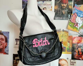 Bolso de hombro pequeño Y2K, bonito, de diseño único, para niña, de piel sintética suave, estilo grunge, con cadena y parche metálico.