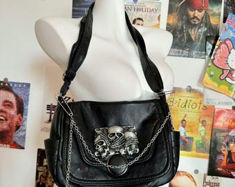 Bolso de hombro pequeño Y2K, bonito, de diseño único, para niña, de piel sintética suave, estilo grunge, con cadena y parche metálico.