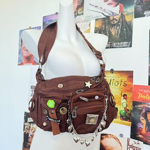 Y2K Small Crossbody Bag Women Retro Patches Random Bottle Caps Design Girl Soft PU Leather Tote Bag Crossbody Bag Y2K Accessories  Cute Bag