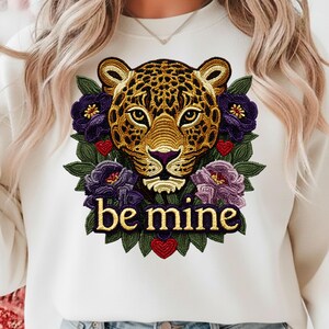 Camiseta de San Valentín PNG Diseño digital bordado de leopardo, parche floral Be Mine Descarga