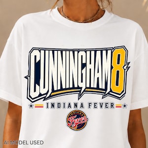 Op de afbeelding: Een wit T-shirt met korte mouwen en een grote grafische opdruk met de tekst CUNNINGHAM 8 in marineblauw en geel. Daaronder staat de tekst INDIANA FEVER met een rond teamlogo dat een basketbal en het woord Fever in rood bevat.