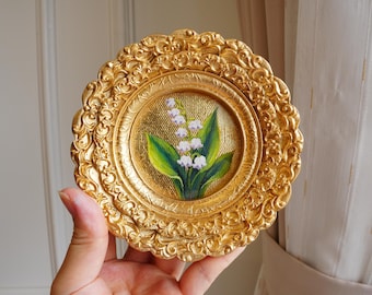 Minimålning eller konsttryck med liljekonvalj – utsmyckad vintageram – elegant blommig väggkonst, handförgylld med bladguld