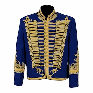 Puede incluir: Una chaqueta de estilo militar en color azul real con intrincados detalles de cordón trenzado dorado en el frente y las mangas. La prenda incluye un cuello alto y una fila vertical de botones metálicos dorados con bordados de volutas.