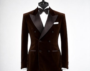 Chaqueta de esmoquin de terciopelo marrón de doble botonadura para hombre con solapa de pico.