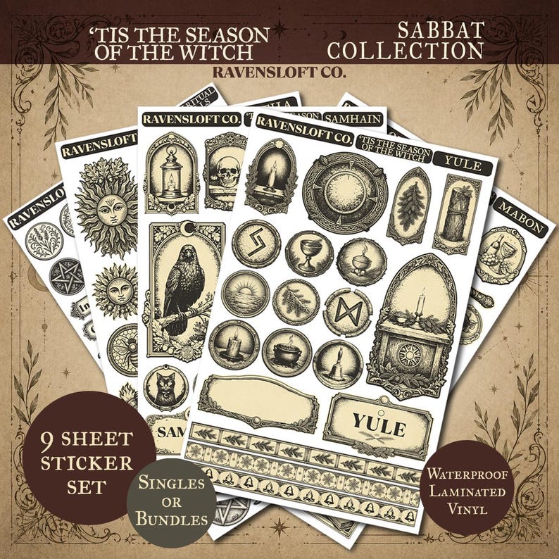 Puede incluir: Un conjunto de nueve hojas de pegatinas de vinilo laminado e impermeable. Las pegatinas presentan ilustraciones de un sol, un cuervo, velas y las palabras "Yule" y "Mabon". El conjunto forma parte de la "Colecci&oacute;n Sabbat".