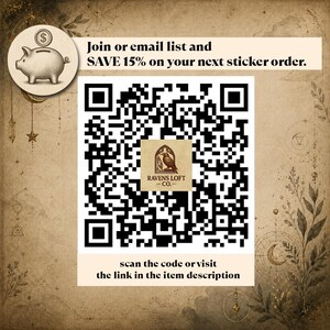 Puede incluir: Gr&aacute;fico promocional con un icono de cerdito y un c&oacute;digo QR. El texto dice "&Uacute;nete o env&iacute;a un correo electr&oacute;nico y AHORRA un 15% en tu pr&oacute;ximo pedido de pegatinas". El c&oacute;digo QR enlaza a Ravens Loft Co.