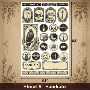 Puede incluir: Una hoja de pegatinas con est&eacute;tica vintage, con ilustraciones g&oacute;ticas y tem&aacute;ticas de Halloween. Los dise&ntilde;os incluyen un cuervo, calaveras, llaves, velas y el texto "Samhain". La hoja mide 14 cm de ancho y 21,6 cm de alto.