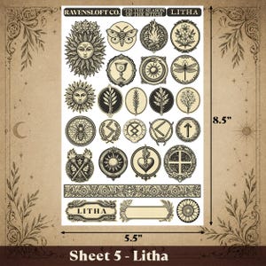 Puede incluir: Hoja 5 - Litha, con varias ilustraciones circulares con dise&ntilde;os bot&aacute;nicos, celestiales y simb&oacute;licos. La hoja mide 14 cm de ancho y 21,6 cm de alto. El texto incluye "RAVENSLOFT CO.", "TIS THE SEASON OF THE WITCH" y "LITHA".