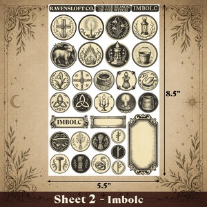 Puede incluir: Una hoja de pegatinas beige con varias ilustraciones circulares, incluyendo una cruz, una vela, una linterna y un cordero. La hoja mide 14 cm de ancho y 21,6 cm de alto. El texto incluye "RAVENSLOFT CO.", "TIS THE SEASON OF THE WITCH" e "IMBOLC".