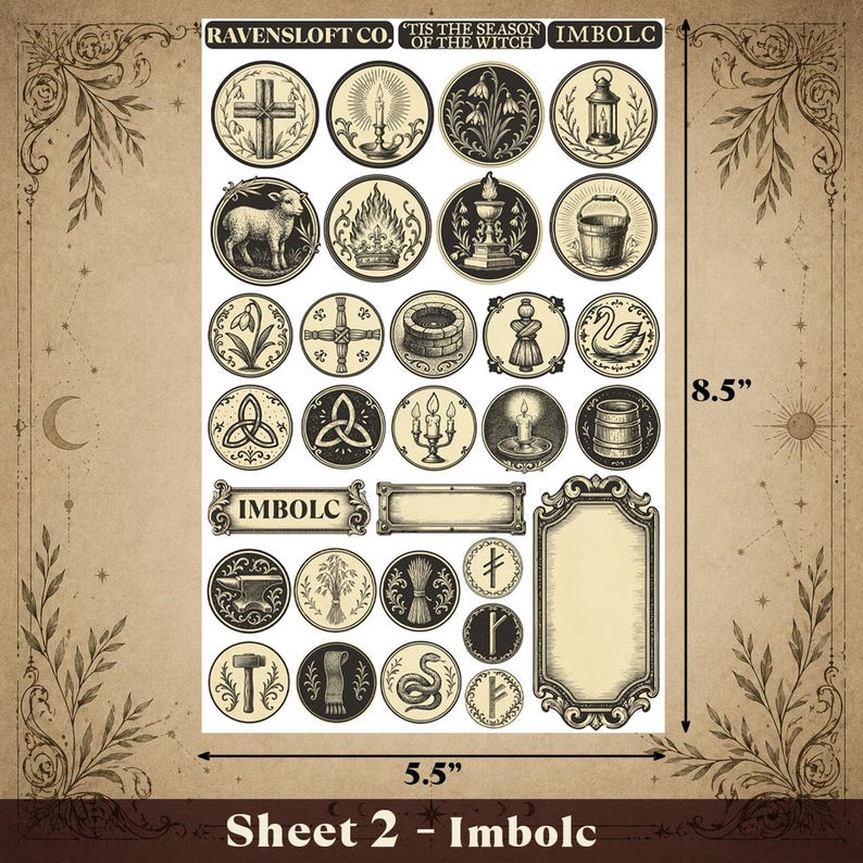 Puede incluir: Una hoja de pegatinas beige con varias ilustraciones circulares, incluyendo una cruz, una vela, una linterna y un cordero. La hoja mide 14 cm de ancho y 21,6 cm de alto. El texto incluye "RAVENSLOFT CO.", "TIS THE SEASON OF THE WITCH" e "IMBOLC".
