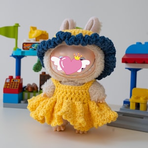 Abito all&#39;uncinetto per la bambola La Bubu: set di gonna e cappello fatti a mano