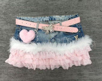 Y2K Pink Low-rise Micro-Minirock mit drei rosafarbenen Spitzen-Schmetterling mit gekräuseltem Saum und Charm für den Sommer oder für Partys