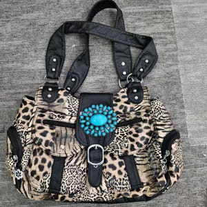 Luipaard patchwork schoudertas Turquoise stenen bloem gesp klinknagel afwerking Western grunge Y2K Hobo draagtas