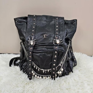 Mochila punk de cuero negro con tachuelas, estilo gótico Y2K, con dije de calavera de araña y cadena, ideal para la escuela o para portátil. Bolso unisex para uso diario.