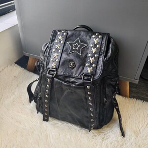 Sac à dos unisexe noir en similicuir, orné d'étoiles argentées cloutées et rivetées, style gothique punk Y2K, fermeture éclair, idéal pour un usage quotidien.