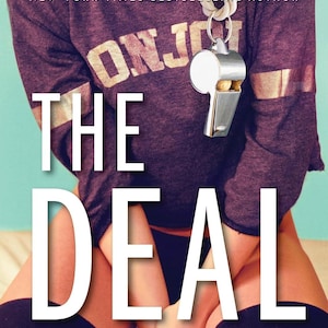 以下が含まれることがあります： ニューヨーク・タイムズのベストセラー作家エル・ケネディによる「The Deal」というタイトルのブックカバー。画像には、ダークパープルの長袖シャツを着て、白いロープで首から金属製のホイッスルを下げている人物が写っています。