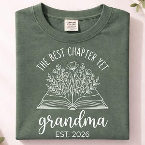 Koszula dla babci Comfort Colors, The Chapter Yet, Est 2026 Pregnancy Reveal
