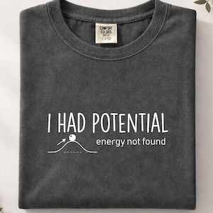 Puede incluir: Juego de tres tazas de cerámica con acabado moteado y mate. Las tazas son de color crema, gris claro y gris oscuro. Cada taza tiene un diseño simple y minimalista.